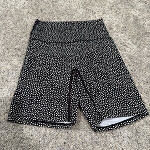High waisted 6” biker shorts. Size small